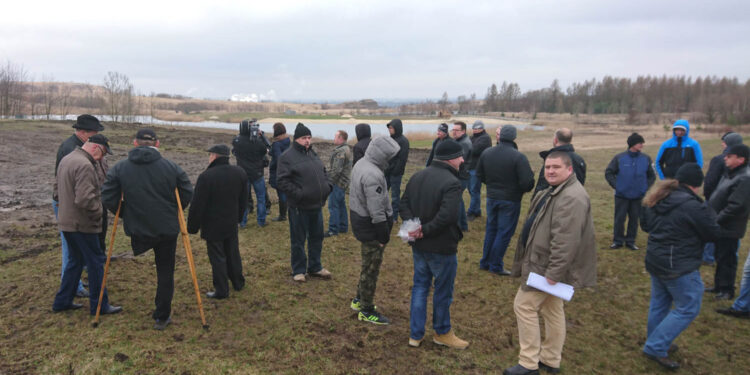 13.3.2016 Gacki. Mieszkańcy wsi Gacki koło Pińczowa protestują przeciwko planom prywatnego inwestora, który chce na jednej z plaż tamtejszego zbiornika wodnego organizować dyskoteki i koncerty. / Krzysztof Żołądek / Radio Kielce