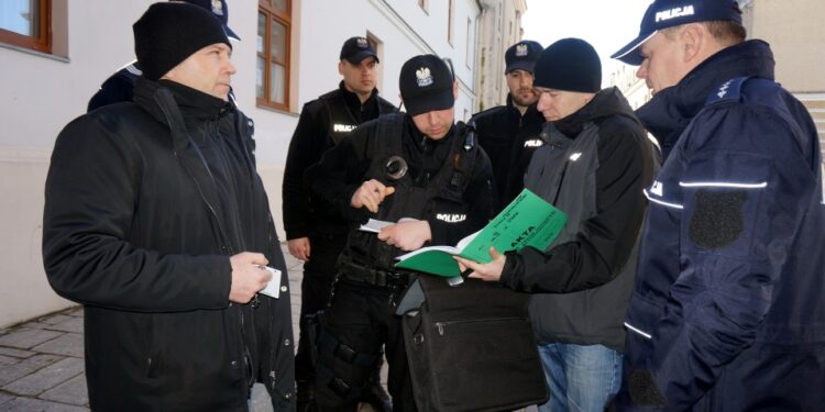 16.03.2016 Sandomierz. Eksmisja PTTK z Bramy Opatowskiej / Grażyna Szlęzak-Wójcik / Radio Kielce