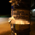 Ogłoszenia "Kupię ziemię rolną". / Paweł Klepka / Radio Kielce