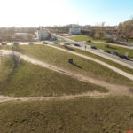 16.3.2016 Kielce. Rozjeżdżony trawnik przy Skateparku na Kadzielni. / Wojciech Habdas / Radio Kielce