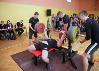 22.03.2016. Mistrzostwa Woj. Świętokrzyskiego Szkół Ponadgimnazjalnych w Wyciskaniu Sztangi Leżąc w III LO im. C.K.Norwida w Kielcach / Kamil Król / Radio Kielce