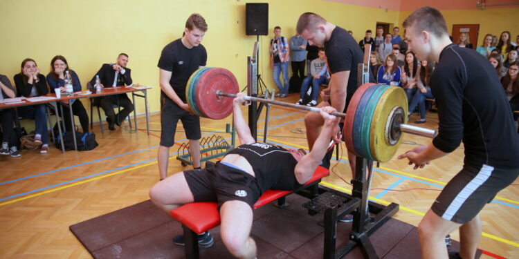 22.03.2016. Mistrzostwa Woj. Świętokrzyskiego Szkół Ponadgimnazjalnych w Wyciskaniu Sztangi Leżąc w III LO im. C.K.Norwida w Kielcach / Kamil Król / Radio Kielce