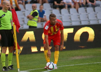 03.08.2015. 3. kolejka T-Mobile Ekstraklasy Korona Kielce - Ruch Chorzów. Rzut rożny wykonuje Marcin Cebula / Kamil Król / Radio Kielce