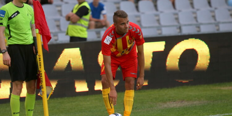 03.08.2015. 3. kolejka T-Mobile Ekstraklasy Korona Kielce - Ruch Chorzów. Rzut rożny wykonuje Marcin Cebula / Kamil Król / Radio Kielce