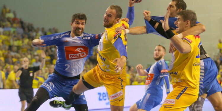 31.10.2015. 11. kolejka PGNiG Superligi piłkarzy ręcznych: Vive Tauron Kielce - Orlen Wisła Płock / Kamil Król / Radio Kielce