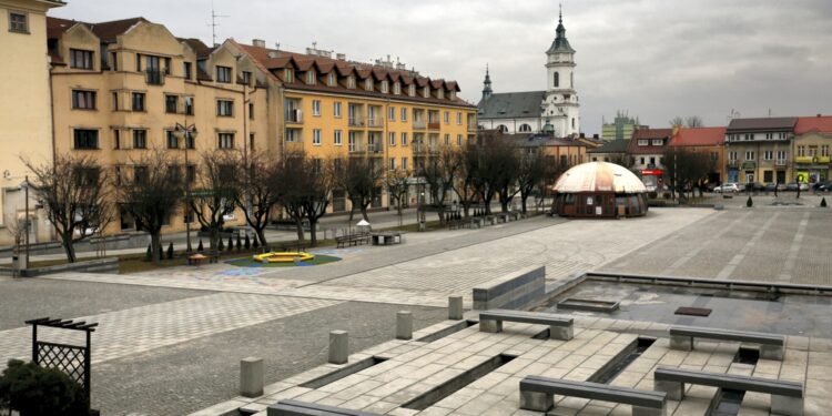 16.02.2016 Ostrowiec Świętokrzyski. Rynek. / Jarosław Kubalski / Radio Kielce