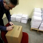 01.03.2016 Kielce. Rzecznik UJK pakuje arkusze do próbnej matury dla szkół. / Jarosław Kubalski / Radio Kielce