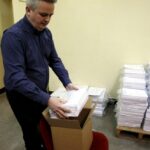 01.03.2016 Kielce. Rzecznik UJK pakuje arkusze do próbnej matury dla szkół. / Jarosław Kubalski / Radio Kielce