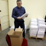 01.03.2016 Kielce. Rzecznik UJK pakuje arkusze do próbnej matury dla szkół. / Jarosław Kubalski / Radio Kielce