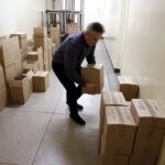 01.03.2016 Kielce. Rzecznik UJK pakuje arkusze do próbnej matury dla szkół. / Jarosław Kubalski / Radio Kielce