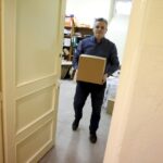 01.03.2016 Kielce. Rzecznik UJK pakuje arkusze do próbnej matury dla szkół. / Jarosław Kubalski / Radio Kielce