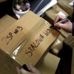 01.03.2016 Kielce. Rzecznik UJK pakuje arkusze do próbnej matury dla szkół. / Jarosław Kubalski / Radio Kielce