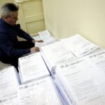 01.03.2016 Kielce. Rzecznik UJK pakuje arkusze do próbnej matury dla szkół. / Jarosław Kubalski / Radio Kielce