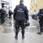 01.03.2016 Kielce. Mecz Korona Kielce - Wisła Kraków został odwołany. Kibice Wisły zostali zawróceni na stacji Białogon. Straż Ochrony Kolei / Jarosław Kubalski / Radio Kielce