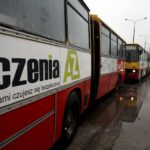 01.03.2016 Kielce. Mecz Korona Kielce - Wisła Kraków został odwołany. Kibice Wisły zostali zawróceni na stacji Białogon. Autobusy czekają na kibiców. / Jarosław Kubalski / Radio Kielce