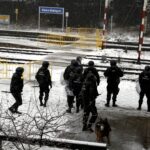 01.03.2016 Kielce. Mecz Korona Kielce - Wisła Kraków został odwołany. Kibice Wisły zostali zawróceni na stacji Białogon. Służba Ochrony Kolei. / Jarosław Kubalski / Radio Kielce