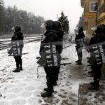 01.03.2016 Kielce. Mecz Korona Kielce - Wisła Kraków został odwołany. Kibice Wisły zostali zawróceni na stacji Białogon. Służba Ochrony Kolei. / Jarosław Kubalski / Radio Kielce