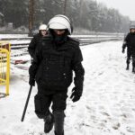 01.03.2016 Kielce. Mecz Korona Kielce - Wisła Kraków został odwołany. Kibice Wisły zostali zawróceni na stacji Białogon. Służba Ochrony Kolei. / Jarosław Kubalski / Radio Kielce