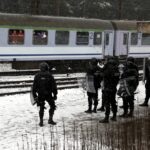 01.03.2016 Kielce. Mecz Korona Kielce - Wisła Kraków został odwołany. Kibice Wisły zostali zawróceni na stacji Białogon. Służba Ochrony Kolei. / Jarosław Kubalski / Radio Kielce