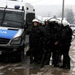 01.03.2016 Kielce. Mecz Korona Kielce - Wisła Kraków został odwołany. Kibice Wisły zostali zawróceni na stacji Białogon. Policja. / Jarosław Kubalski / Radio Kielce