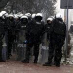 01.03.2016 Kielce. Mecz Korona Kielce - Wisła Kraków został odwołany. Kibice Wisły zostali zawróceni na stacji Białogon. Policja. / Jarosław Kubalski / Radio Kielce