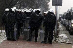 01.03.2016 Kielce. Mecz Korona Kielce - Wisła Kraków został odwołany. Kibice Wisły zostali zawróceni na stacji Białogon. Policja. / Jarosław Kubalski / Radio Kielce