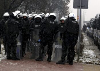 01.03.2016 Kielce. Mecz Korona Kielce - Wisła Kraków został odwołany. Kibice Wisły zostali zawróceni na stacji Białogon. Policja. / Jarosław Kubalski / Radio Kielce