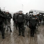 01.03.2016 Kielce. Mecz Korona Kielce - Wisła Kraków został odwołany. Kibice Wisły zostali zawróceni na stacji Białogon. Policja. / Jarosław Kubalski / Radio Kielce