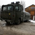 01.03.2016 Kielce. Mecz Korona Kielce - Wisła Kraków został odwołany. Kibice Wisły zostali zawróceni na stacji Białogon. Armatka wodna. / Jarosław Kubalski / Radio Kielce