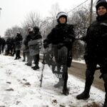 01.03.2016 Kielce. Mecz Korona Kielce - Wisła Kraków został odwołany. Kibice Wisły zostali zawróceni na stacji Białogon. Służba Ochrony Kolei. / Jarosław Kubalski / Radio Kielce