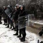 01.03.2016 Kielce. Mecz Korona Kielce - Wisła Kraków został odwołany. Kibice Wisły zostali zawróceni na stacji Białogon. Służba Ochrony Kolei. / Jarosław Kubalski / Radio Kielce