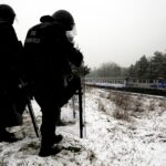 01.03.2016 Kielce. Mecz Korona Kielce - Wisła Kraków został odwołany. Kibice Wisły zostali zawróceni na stacji Białogon. Służba Ochrony Kolei. / Jarosław Kubalski / Radio Kielce