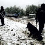 01.03.2016 Kielce. Mecz Korona Kielce - Wisła Kraków został odwołany. Kibice Wisły zostali zawróceni na stacji Białogon. Służba Ochrony Kolei. / Jarosław Kubalski / Radio Kielce