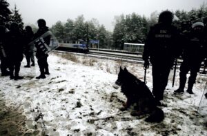 01.03.2016 Kielce. Mecz Korona Kielce - Wisła Kraków został odwołany. Kibice Wisły zostali zawróceni na stacji Białogon. Służba Ochrony Kolei. / Jarosław Kubalski / Radio Kielce