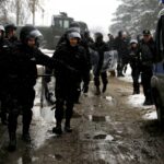 01.03.2016 Kielce. Mecz Korona Kielce - Wisła Kraków został odwołany. Kibice Wisły zostali zawróceni na stacji Białogon. Służba Ochrony Kolei. / Jarosław Kubalski / Radio Kielce