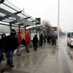 01.03.2016 Kielce. Nowe przystanki autobusowe w deszczu. Ulica Seminaryjska. / Jarosław Kubalski / Radio Kielce