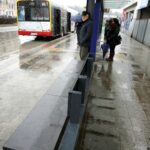 01.03.2016 Kielce. Nowe przystanki autobusowe w deszczu. Ulica Seminaryjska. / Jarosław Kubalski / Radio Kielce