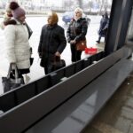 01.03.2016 Kielce. Nowe przystanki autobusowe w deszczu. Ulica IX Wieków Kielc. / Jarosław Kubalski / Radio Kielce