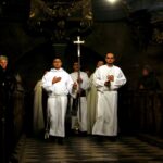 02.03.2016 Jędrzejów. Msza święta podczas której otwarto główny relikwiarz ze szczątkami bł. Wincentego Kadłubka celem pobrania kolejnych cząstek do relikwiarzy, które zostaną przekazane do różnych parafii. / Jarosław Kubalski / Radio Kielce