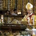 02.03.2016 Jędrzejów. Msza święta podczas której otwarto główny relikwiarz ze szczątkami bł. Wincentego Kadłubka celem pobrania kolejnych cząstek do relikwiarzy, które zostaną przekazane do różnych parafii. / Jarosław Kubalski / Radio Kielce