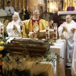 02.03.2016 Jędrzejów. Msza święta podczas której otwarto główny relikwiarz ze szczątkami bł. Wincentego Kadłubka celem pobrania kolejnych cząstek do relikwiarzy, które zostaną przekazane do różnych parafii. / Jarosław Kubalski / Radio Kielce