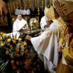 02.03.2016 Jędrzejów. Msza święta podczas której otwarto główny relikwiarz ze szczątkami bł. Wincentego Kadłubka celem pobrania kolejnych cząstek do relikwiarzy, które zostaną przekazane do różnych parafii. / Jarosław Kubalski / Radio Kielce