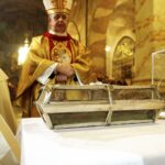 02.03.2016 Jędrzejów. Msza święta podczas której otwarto główny relikwiarz ze szczątkami bł. Wincentego Kadłubka celem pobrania kolejnych cząstek do relikwiarzy, które zostaną przekazane do różnych parafii. / Jarosław Kubalski / Radio Kielce