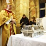 02.03.2016 Jędrzejów. Msza święta podczas której otwarto główny relikwiarz ze szczątkami bł. Wincentego Kadłubka celem pobrania kolejnych cząstek do relikwiarzy, które zostaną przekazane do różnych parafii. / Jarosław Kubalski / Radio Kielce