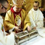 02.03.2016 Jędrzejów. Msza święta podczas której otwarto główny relikwiarz ze szczątkami bł. Wincentego Kadłubka celem pobrania kolejnych cząstek do relikwiarzy, które zostaną przekazane do różnych parafii. / Jarosław Kubalski / Radio Kielce