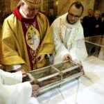 02.03.2016 Jędrzejów. Msza święta podczas której otwarto główny relikwiarz ze szczątkami bł. Wincentego Kadłubka celem pobrania kolejnych cząstek do relikwiarzy, które zostaną przekazane do różnych parafii. / Jarosław Kubalski / Radio Kielce