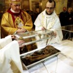 02.03.2016 Jędrzejów. Msza święta podczas której otwarto główny relikwiarz ze szczątkami bł. Wincentego Kadłubka celem pobrania kolejnych cząstek do relikwiarzy, które zostaną przekazane do różnych parafii. / Jarosław Kubalski / Radio Kielce