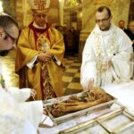 02.03.2016 Jędrzejów. Msza święta podczas której otwarto główny relikwiarz ze szczątkami bł. Wincentego Kadłubka celem pobrania kolejnych cząstek do relikwiarzy, które zostaną przekazane do różnych parafii. / Jarosław Kubalski / Radio Kielce