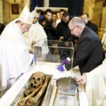 02.03.2016 Jędrzejów. Msza święta podczas której otwarto główny relikwiarz ze szczątkami bł. Wincentego Kadłubka celem pobrania kolejnych cząstek do relikwiarzy, które zostaną przekazane do różnych parafii. / Jarosław Kubalski / Radio Kielce