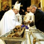 02.03.2016 Jędrzejów. Msza święta podczas której otwarto główny relikwiarz ze szczątkami bł. Wincentego Kadłubka celem pobrania kolejnych cząstek do relikwiarzy, które zostaną przekazane do różnych parafii. / Jarosław Kubalski / Radio Kielce